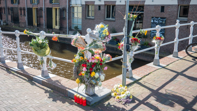 Bloemen en kaarsen op onheilsplek ter nagedachtenis aan omgekomen motorrijder