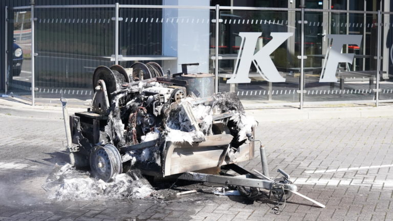 Aanhangwagen brandt uit in drive-in van de KFC aan de Koelmalaan
