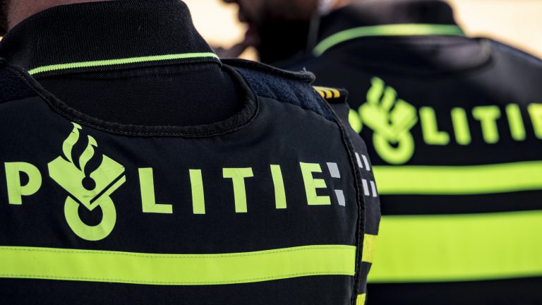 Alkmaarse politie met onderhandelaar naar Hooftstraat voor verwarde man
