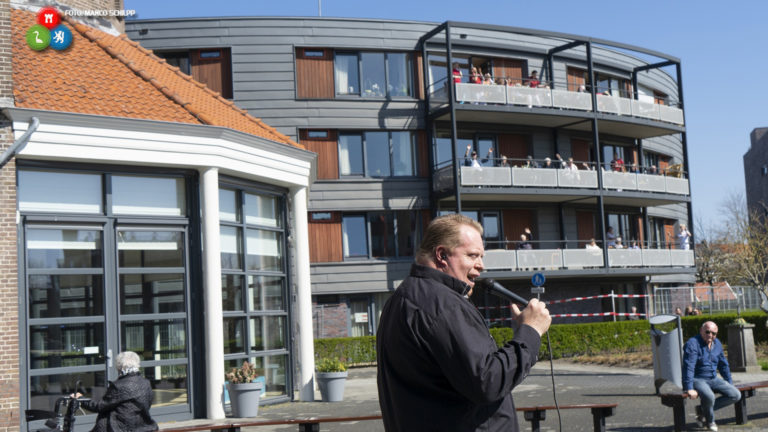 Geraldo verblijdt bewoners en personeel van Westerhout met optreden