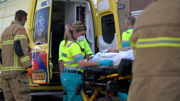 Slachtoffer schietincident Alkmaarse Waalstraat al bij voordeur in been geschoten
