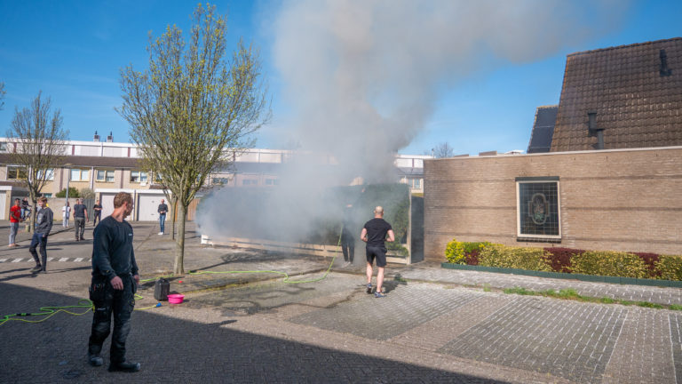 Hoge heg bij huis aan Venatorstraat deels verwoest door brand