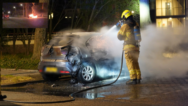 Geparkeerde auto gaat in vlammen op aan Pieter Langendijkstraat in Alkmaar