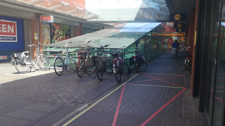 Fietsvrije zone in Alkmaars winkelcentrum De Mare niet zo fietsvrij