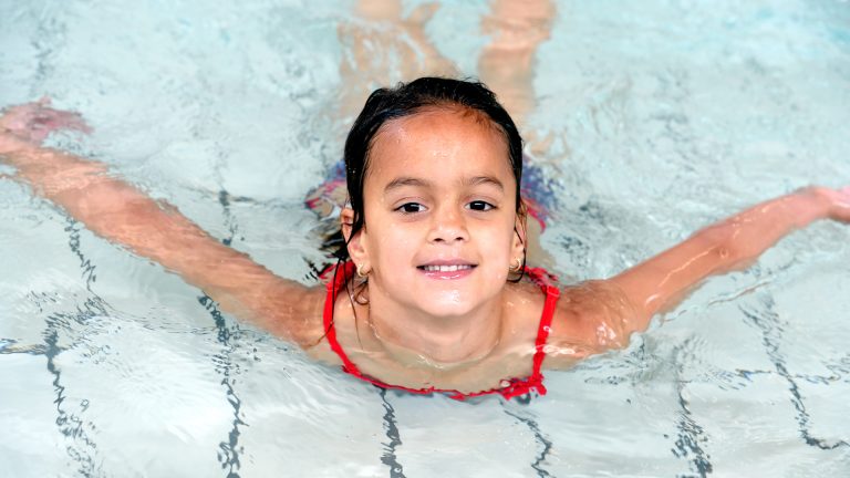Zwembad Hoornse Vaart op zondagen weer open voor kinderen onder 13 jaar