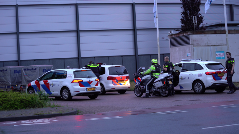 Politie met kogelwerende vesten naar Alkmaarse Bestevaerstraat na melding schietpartij