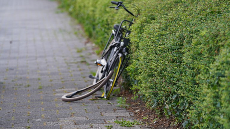 Scooterrijder en passagier rijden door na ongeval met fietsend meisje op de Herenweg