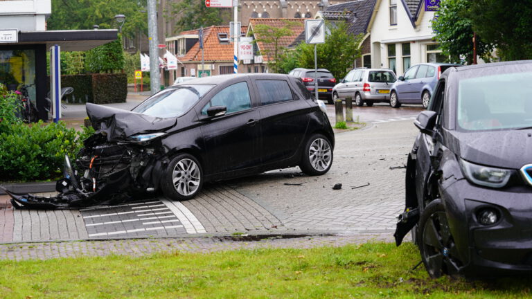 Aanrijding op Herenweg in Oudorp: veel schade maar niemand gewond