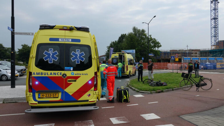 Fietser zeer zwaar gewond bij aanrijding op rotonde Dirk Camphuysenstraat Heerhugowaard