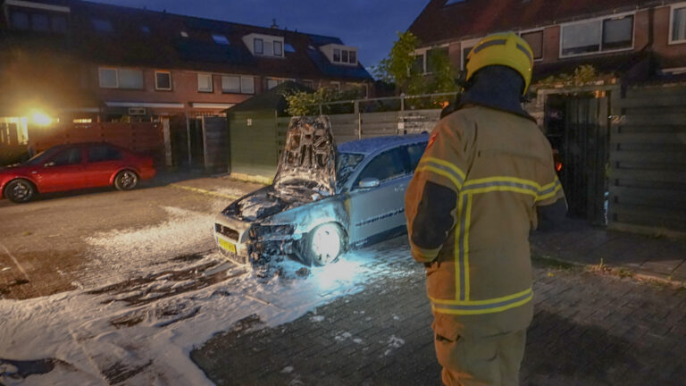 Brandstichting op Amer in Heerhugowaard; auto gaat in vlammen op