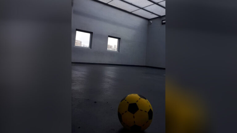 GHB-verslaafde arrestant eet stukken foamvoetbal tijdens luchten