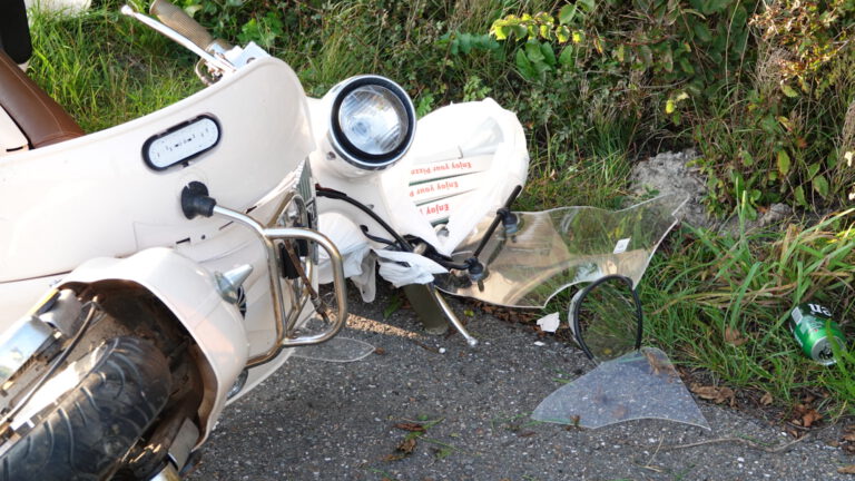Scooterrijder onder invloed crasht zonder helm en rijbewijs, letsel valt mee