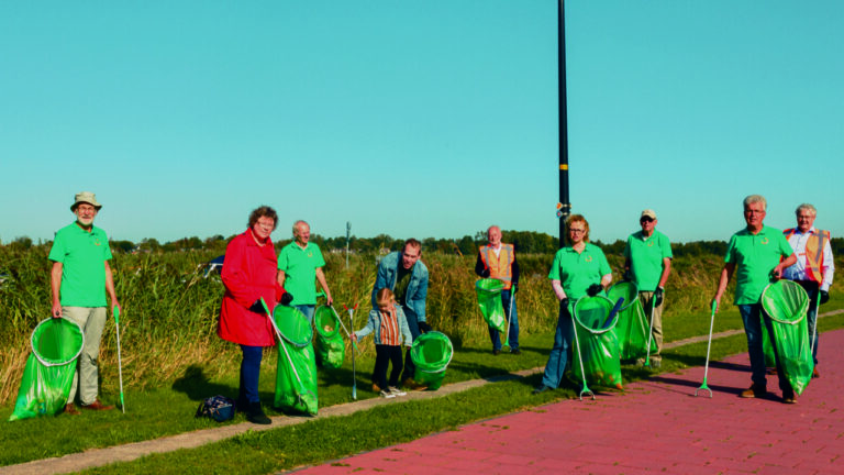 Wethouders Langedijk en Groot op World Cleanup Day met vrijwilligers in actie langs N242