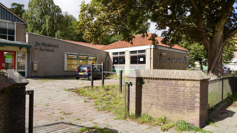 Alkmaarders willen woningen in oude Matthiasschool in Oud-Overdie en geen sloop
