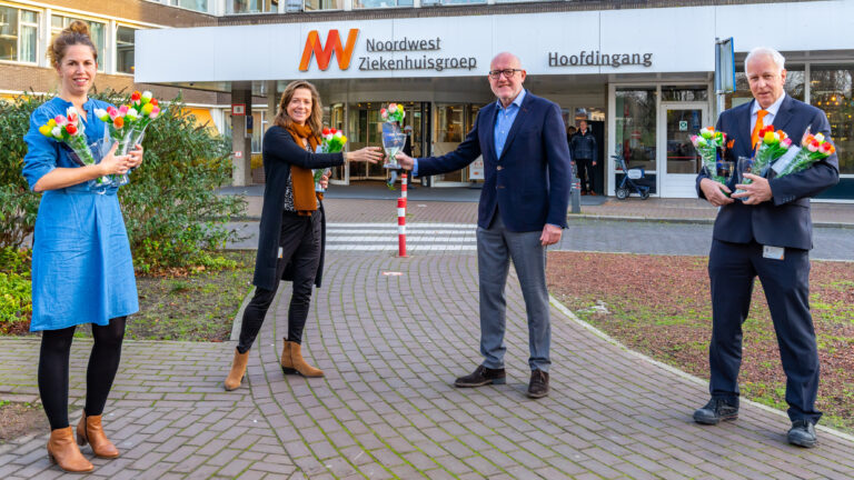 Alkmaarse houten tulpen als steun voor personeel Noordwest Ziekenhuis