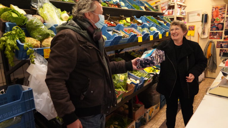 Honderden klanten nemen hartelijk afscheid van groentenzaak Zonneveld: “Het is overweldigend”