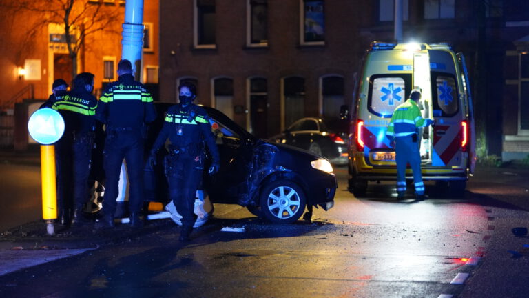 Lantaarnpaal sneuvelt bij ongeval Geestersingel, bestuurder met tegenzin mee met ambulance