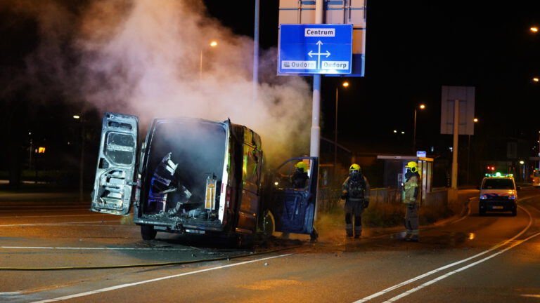 Rijdende bedrijfswagen vat vlam op Nieuwe Schermerweg in Alkmaar