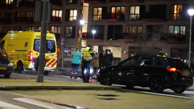 Vrouw gewond na aanrijding op zebrapad Koelmalaan bij winkelcentrum Geert Groteplein