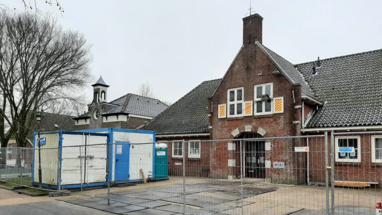 Steigers rond Huys Egmont maken renovatie Slotkwartier Egmond aan den Hoef tastbaar
