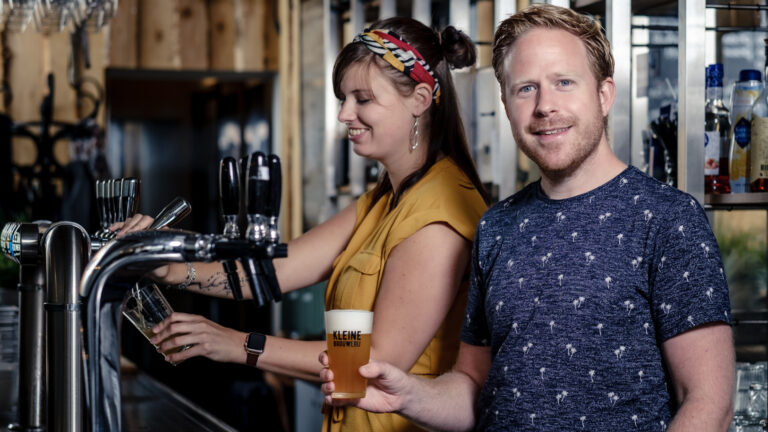 Alkmaarse Kleine Brouwerij zwemt tegen coronastroom in; eigen biertjes nu ook bij Jumbo