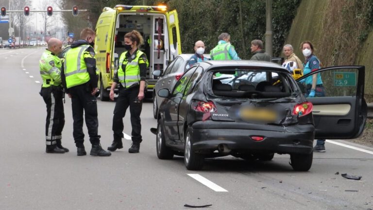 Twee gewonden bij aanrijding tussen twee auto’s en touringcar op Heilooër Tolweg