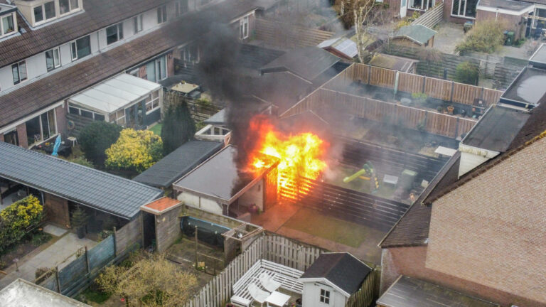 Brand in tuin aan De Zeeuwstraat in Alkmaar veroorzaakt veel schade