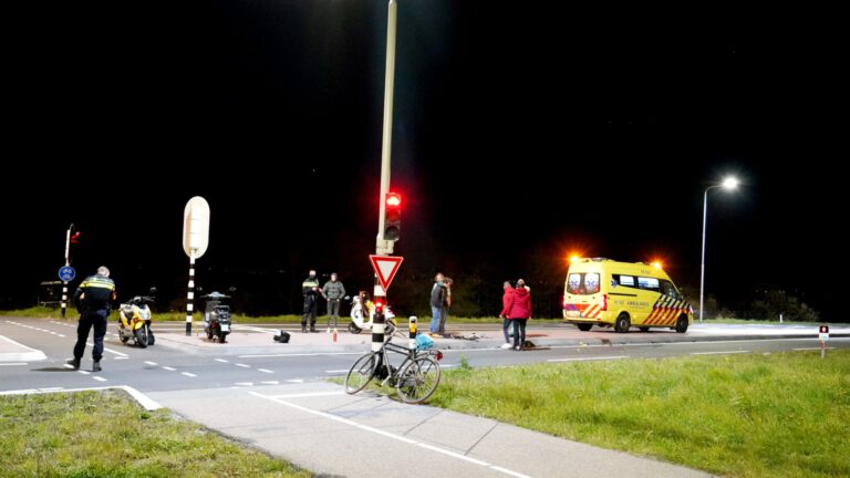 Scooterrijder aangereden op N244 bij Zuidschermer, automobilist op de vlucht