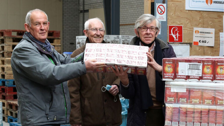 Lionsclub Alkmaar Phoenix helpt Voedselbank Alkmaar e.o. aan 3.470 pakken koffie