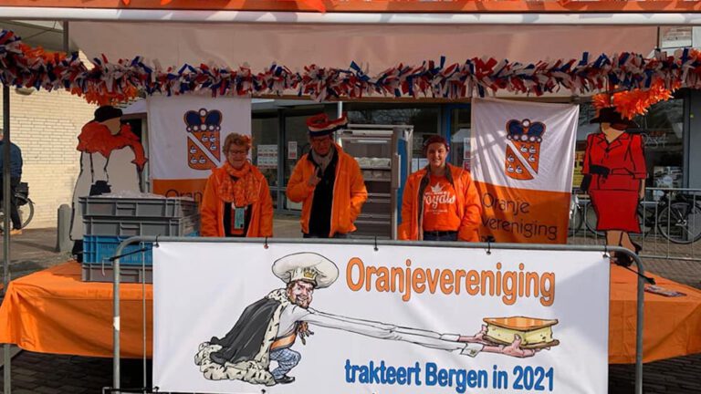 Oranjevereniging Bergen trakteert alle leden op tompoucen voor Koningsdag
