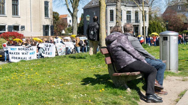 Grote opkomst in Alkmaar voor Volksmars voor de Vrijheid op Koningsdag