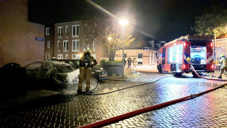 Geparkeerde auto vliegt in brand in Spieghelstraat, brandstichting vermoed