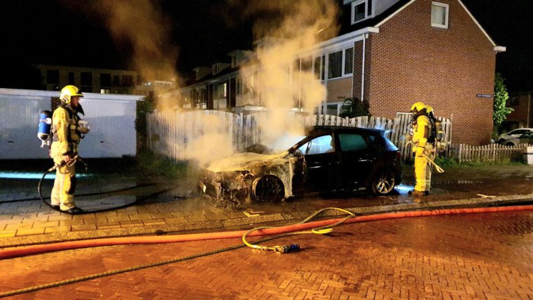 Auto door vlammen verteerd in Alkmaar-Zuid, brandstichting wordt onderzocht