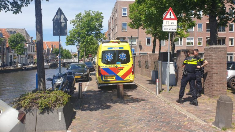 Motorrijder gewond na botsing tegen beweegbare paal op Luttik Oudorp