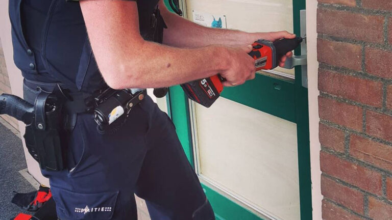 Politie Alkmaar vindt bij ‘instap’ geen vuurwapen, maar wel andere wapens