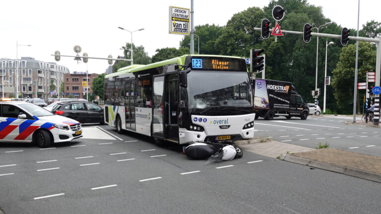 Scooterrijder gewond bij aanrijding met bus op kruising Helderseweg – Geestersingel