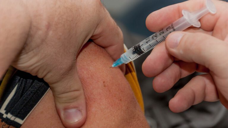 Eerste coronavaccinatie vanaf 9 augustus zonder afspraak te halen bij GGD HN