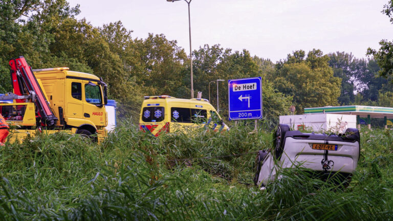 Twee mensen gewond na buiteling met auto op Martin Luther Kingweg bij Alkmaar