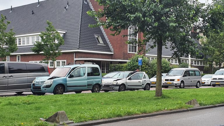 Drie auto’s betrokken bij kopstaartbotsing Vondelstraat, bestuurder naar ziekenhuis