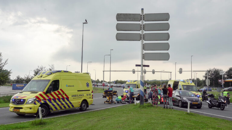 Twee gewonden na aanrijding met motorscooter op verkeersplein Kooimeer