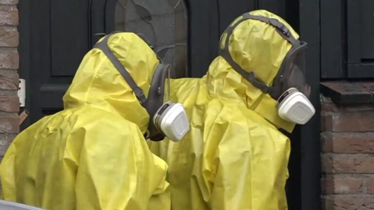 Schoonmakers met zuurstofmaskers en gele pakken in huis overleden ‘kluizenaar’