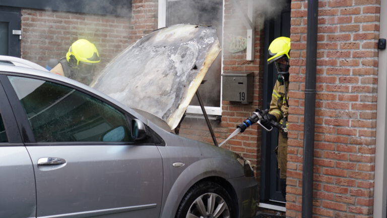 Auto door brand verwoest in Alkmaarse Koningin Frederikastraat