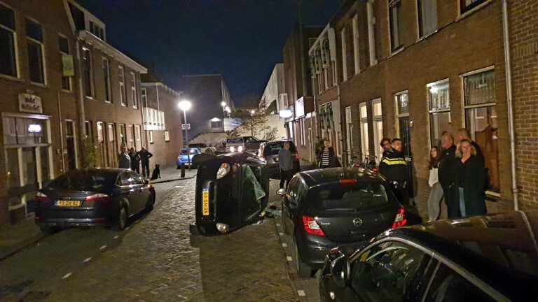 Dollemansrit door Alkmaar eindigt met auto op zijn kant in Groenelaantje