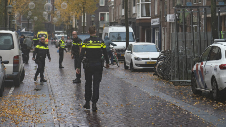 Politie Alkmaar zoekt rond 30 jaar oude, getinte dader van steekpartij op Laat