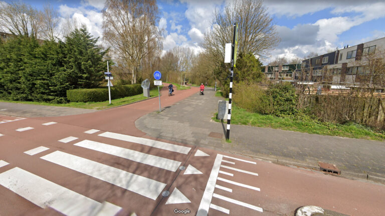 Getuigenoproep: fietsster door automobilist omver gereden en geslagen op Heukelspad in Alkmaar