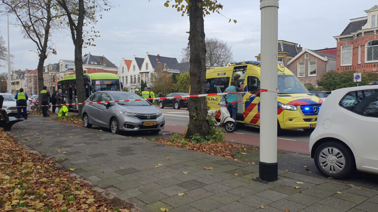 Drie gewonden bij botsing voetganger en scooterrijder op Kennemerstraatweg in Alkmaar