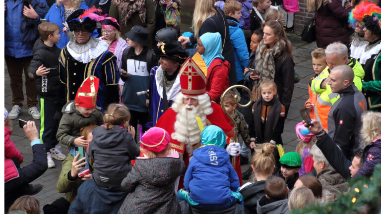 Warm onthaal in Alkmaar voor Sinterklaas en zijn Pieten