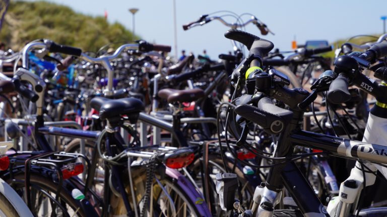Gemeente Heiloo wil tekort fietsparkeerplaatsen bij station aanpakken