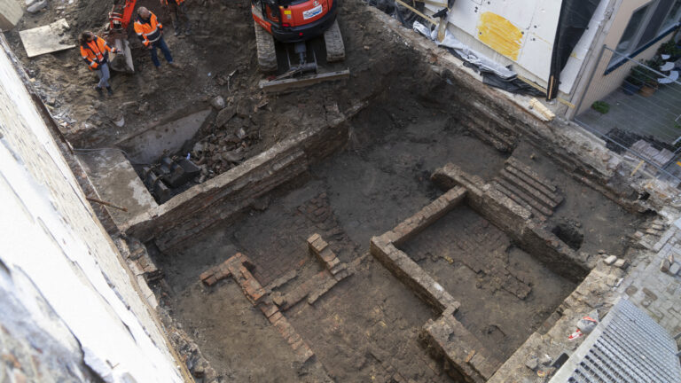 Alkmaarse stadsarcheologen leggen resten van eeuwenoude herberg Het Gulden Vlies bloot