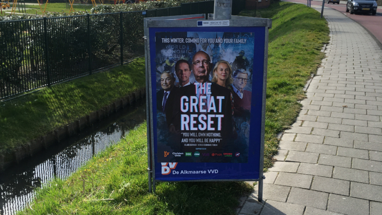 Ook in Alkmaar verkiezingsposters overplakt met ‘waarschuwing’ tegen ‘The Great Reset’